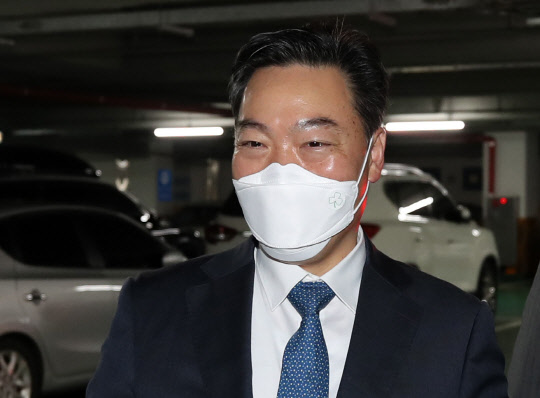 김오수 검찰총장 후보자가 12일 오전 청문 준비 사무실이 마련된 서초구 서울 고검으로 출근하고 있다. <연합뉴스>